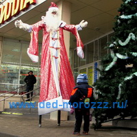 Дед Мороз и Снегурочка на ходулях