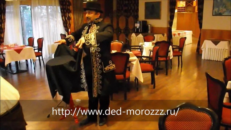 Фокусник с летающим столом